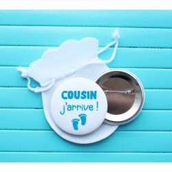 Badge épingle " cousin j'arrive ! "