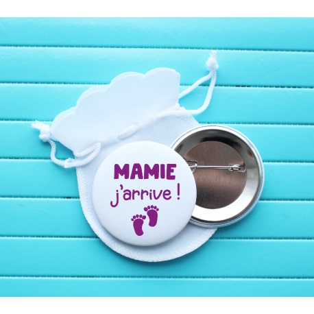 Badge épingle " Mamie j'arrive ! "